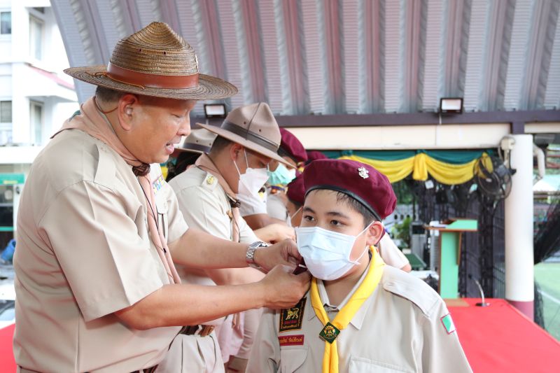 พิธีประดับบ่าและเข้าประจำกองลูกเสือสามัญรุ่นใหญ่ (ม.1) ประจำปีการศึกษา 2565