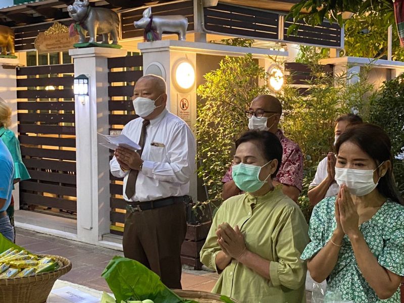 กิจกรรมทำบุญตักบาตรในช่วงเช้า ณ วัดเทพศิรินทราวาส
