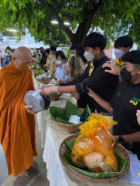 กิจกรรมทำบุญตักบาตรในช่วงเช้า ณ วัดเทพศิรินทราวาส