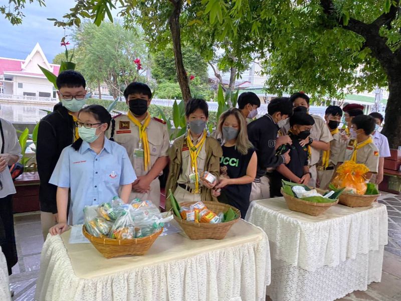 กิจกรรมทำบุญตักบาตรในช่วงเช้า ณ วัดเทพศิรินทราวาส