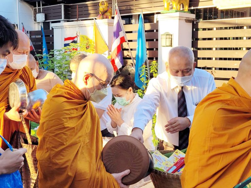 กิจกรรมทำบุญตักบาตรในช่วงเช้า ณ วัดเทพศิรินทราวาส