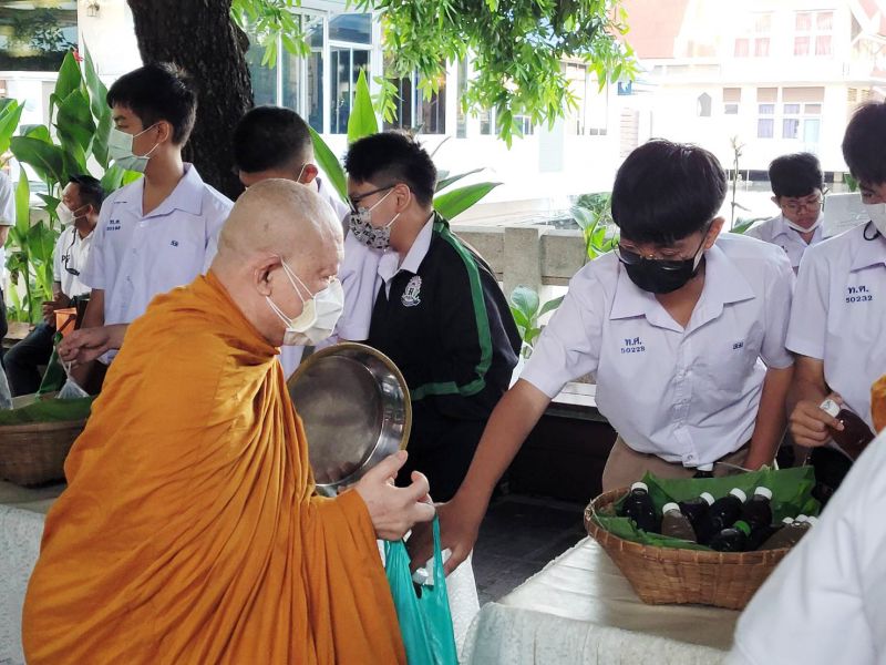 กิจกรรมทำบุญตักบาตรในช่วงเช้า ณ วัดเทพศิรินทราวาส