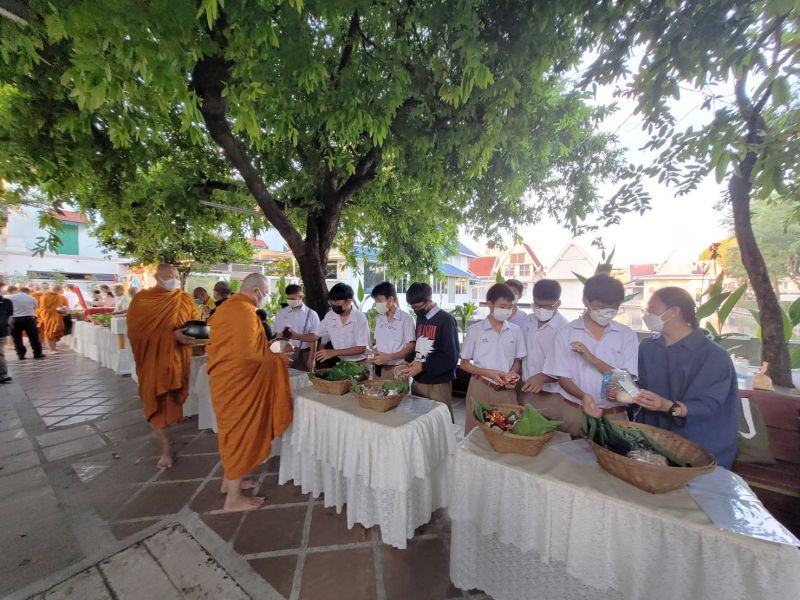 กิจกรรมทำบุญตักบาตรในช่วงเช้า ณ วัดเทพศิรินทราวาส