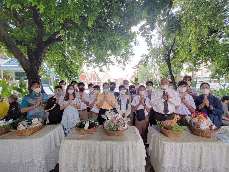 กิจกรรมทำบุญตักบาตรในช่วงเช้า ณ วัดเทพศิรินทราวาส