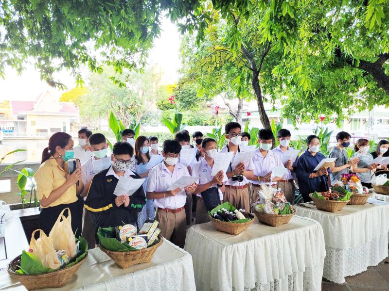 กิจกรรมทำบุญตักบาตรในช่วงเช้า ณ วัดเทพศิรินทราวาส