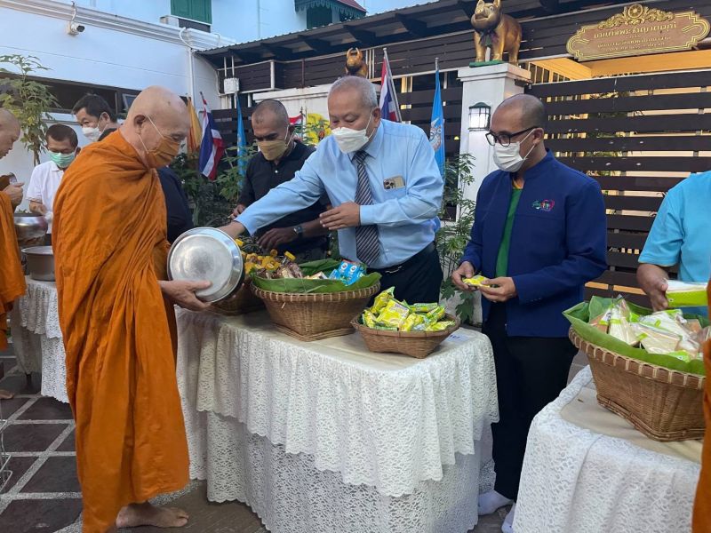 กิจกรรมทำบุญตักบาตรในช่วงเช้า ณ วัดเทพศิรินทราวาส