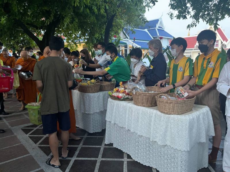 กิจกรรมทำบุญตักบาตรในช่วงเช้า ณ วัดเทพศิรินทราวาส