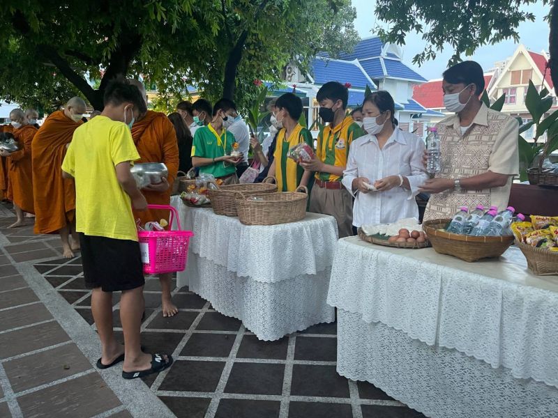 กิจกรรมทำบุญตักบาตรในช่วงเช้า ณ วัดเทพศิรินทราวาส