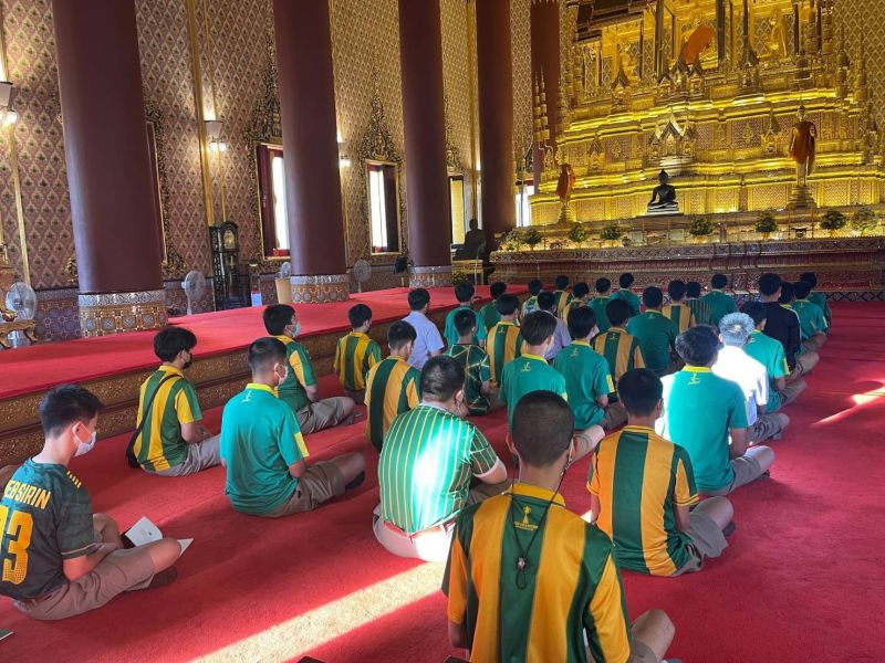 กิจกรรมทำบุญตักบาตรในช่วงเช้า ณ วัดเทพศิรินทราวาส