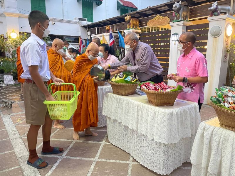 กิจกรรมทำบุญตักบาตรในช่วงเช้า ณ วัดเทพศิรินทราวาส