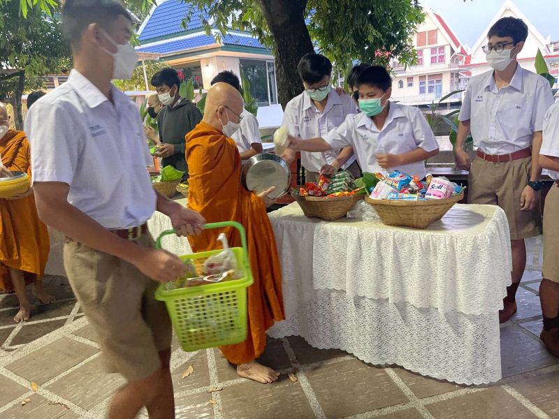 กิจกรรมทำบุญตักบาตรในช่วงเช้า ณ วัดเทพศิรินทราวาส