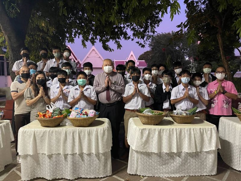 กิจกรรมทำบุญตักบาตรในช่วงเช้า ณ วัดเทพศิรินทราวาส