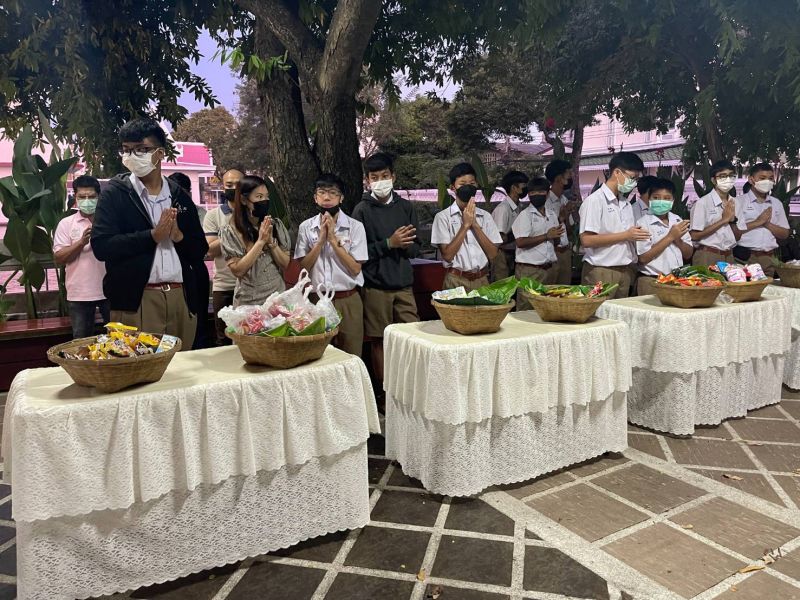 กิจกรรมทำบุญตักบาตรในช่วงเช้า ณ วัดเทพศิรินทราวาส