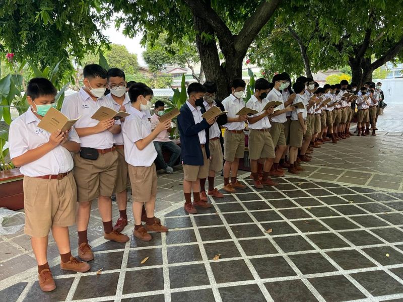 กิจกรรมทำบุญตักบาตรในช่วงเช้า ณ วัดเทพศิรินทราวาส