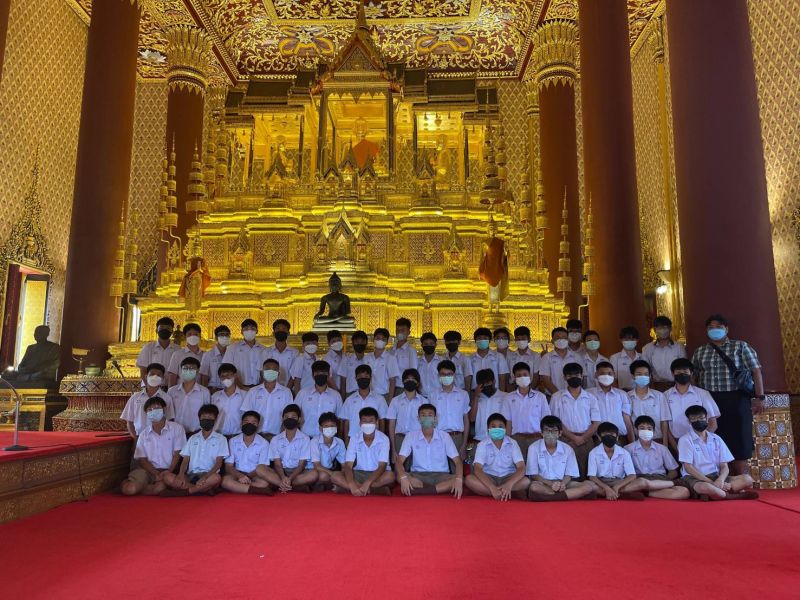 กิจกรรมทำบุญตักบาตรในช่วงเช้า ณ วัดเทพศิรินทราวาส