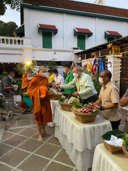 กิจกรรมทำบุญตักบาตรในช่วงเช้า ณ วัดเทพศิรินทราวาส