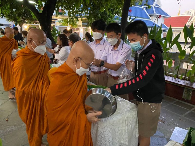 กิจกรรมทำบุญตักบาตรในช่วงเช้า ณ วัดเทพศิรินทราวาส