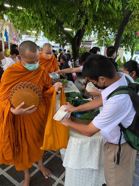 กิจกรรมทำบุญตักบาตรในช่วงเช้า ณ วัดเทพศิรินทราวาส