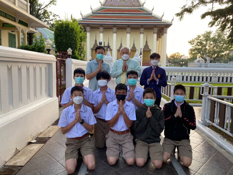 กิจกรรมทำบุญตักบาตรในช่วงเช้า ณ วัดเทพศิรินทราวาส