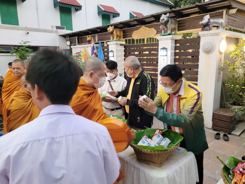 กิจกรรมทำบุญตักบาตรในช่วงเช้า ณ วัดเทพศิรินทราวาส