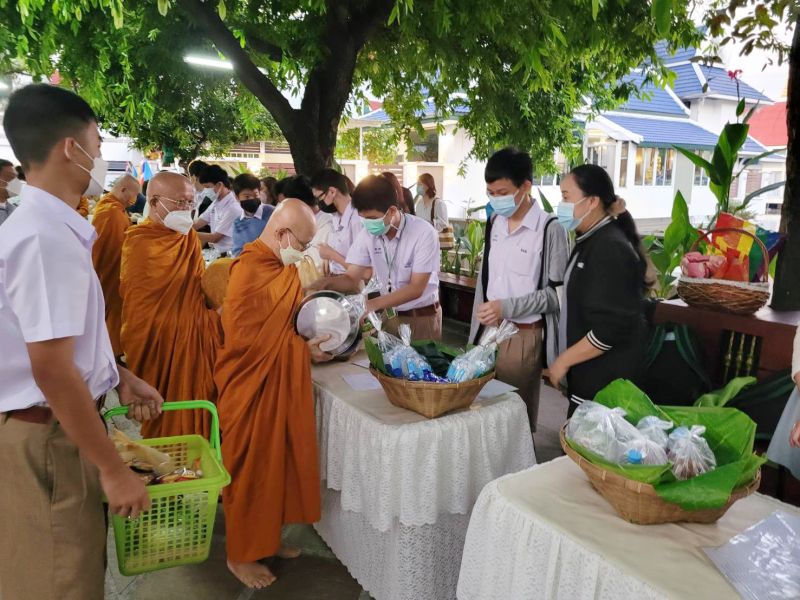 กิจกรรมทำบุญตักบาตรในช่วงเช้า ณ วัดเทพศิรินทราวาส