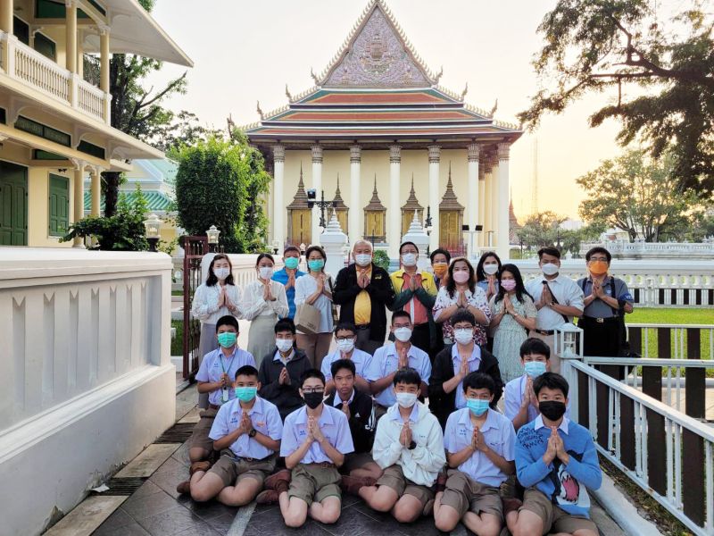 กิจกรรมทำบุญตักบาตรในช่วงเช้า ณ วัดเทพศิรินทราวาส
