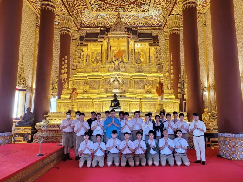 กิจกรรมทำบุญตักบาตรในช่วงเช้า ณ วัดเทพศิรินทราวาส