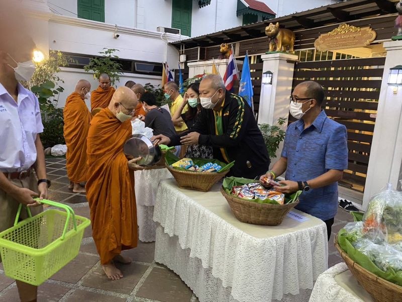 กิจกรรมทำบุญตักบาตรในช่วงเช้า ณ วัดเทพศิรินทราวาส