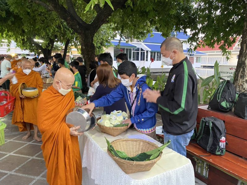 กิจกรรมทำบุญตักบาตรในช่วงเช้า ณ วัดเทพศิรินทราวาส
