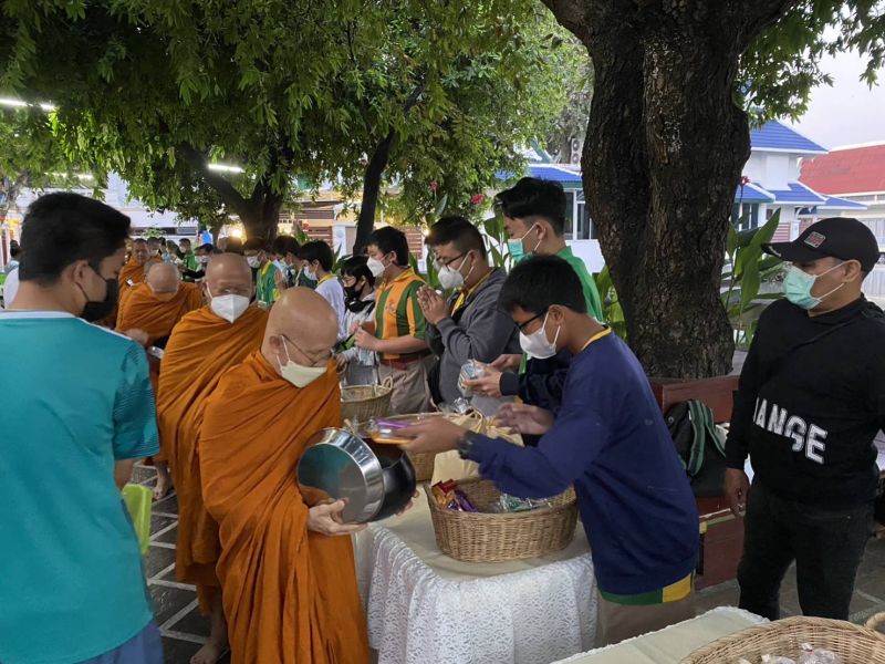 กิจกรรมทำบุญตักบาตรในช่วงเช้า ณ วัดเทพศิรินทราวาส