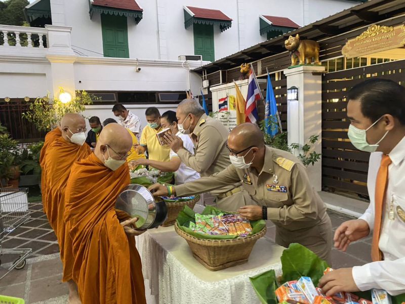 กิจกรรมทำบุญตักบาตรในช่วงเช้า ณ วัดเทพศิรินทราวาส