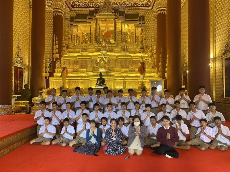 กิจกรรมทำบุญตักบาตรในช่วงเช้า ณ วัดเทพศิรินทราวาส