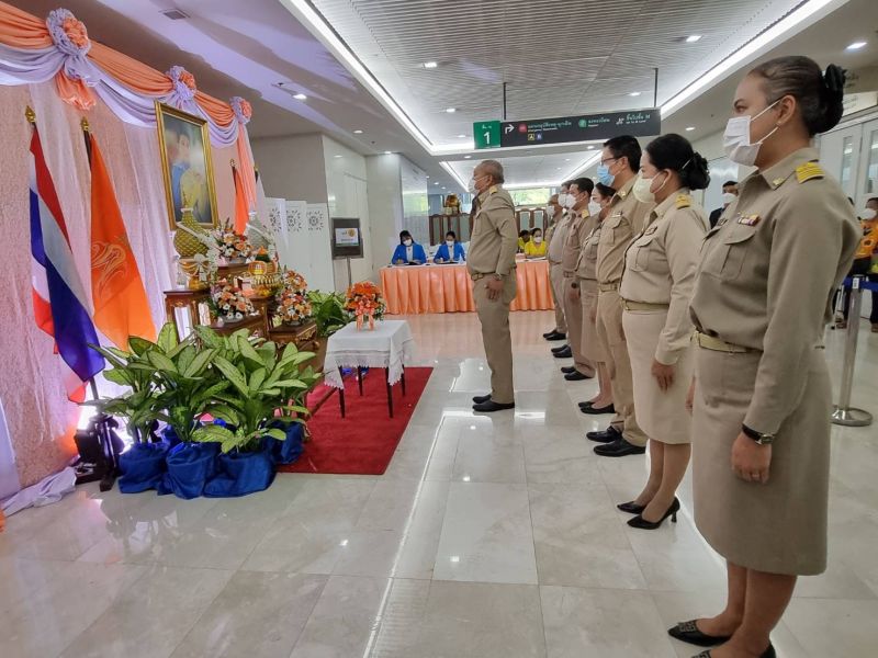 ผู้อำนวยการโรงเรียนเทพศิรินทร์ พร้อมคณะผู้บริหาร ร่วมลงนามถวายพระพร  สมเด็จเจ้าฟ้าฯ กรมหลวงราชสาริณีสิริพัชร มหาวัชรราชธิดา