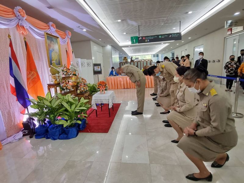 ผู้อำนวยการโรงเรียนเทพศิรินทร์ พร้อมคณะผู้บริหาร ร่วมลงนามถวายพระพร  สมเด็จเจ้าฟ้าฯ กรมหลวงราชสาริณีสิริพัชร มหาวัชรราชธิดา
