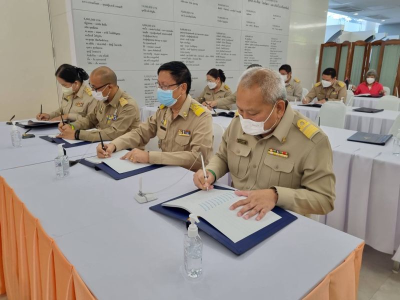 ผู้อำนวยการโรงเรียนเทพศิรินทร์ พร้อมคณะผู้บริหาร ร่วมลงนามถวายพระพร  สมเด็จเจ้าฟ้าฯ กรมหลวงราชสาริณีสิริพัชร มหาวัชรราชธิดา