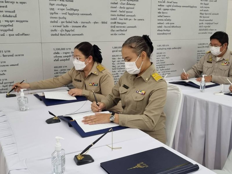 ผู้อำนวยการโรงเรียนเทพศิรินทร์ พร้อมคณะผู้บริหาร ร่วมลงนามถวายพระพร  สมเด็จเจ้าฟ้าฯ กรมหลวงราชสาริณีสิริพัชร มหาวัชรราชธิดา