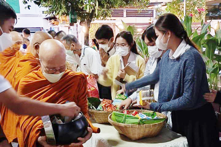 กิจกรรมทำบุญตักบาตรในช่วงเช้า ณ วัดเทพศิรินทราวาส