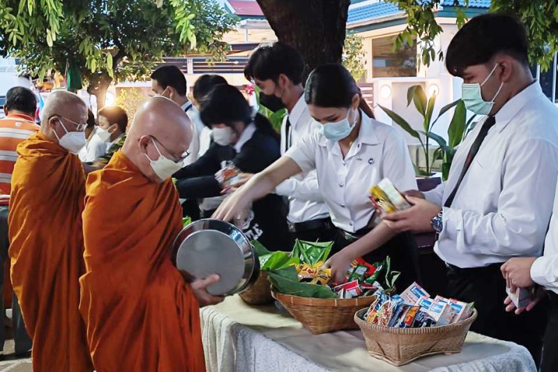 กิจกรรมทำบุญตักบาตรในช่วงเช้า ณ วัดเทพศิรินทราวาส