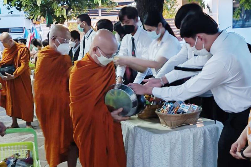 กิจกรรมทำบุญตักบาตรในช่วงเช้า ณ วัดเทพศิรินทราวาส