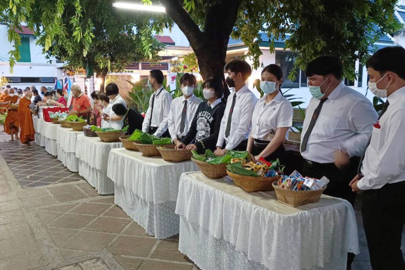 กิจกรรมทำบุญตักบาตรในช่วงเช้า ณ วัดเทพศิรินทราวาส