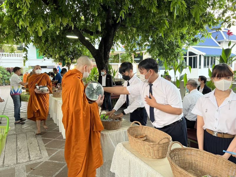 กิจกรรมทำบุญตักบาตรในช่วงเช้า ณ วัดเทพศิรินทราวาส