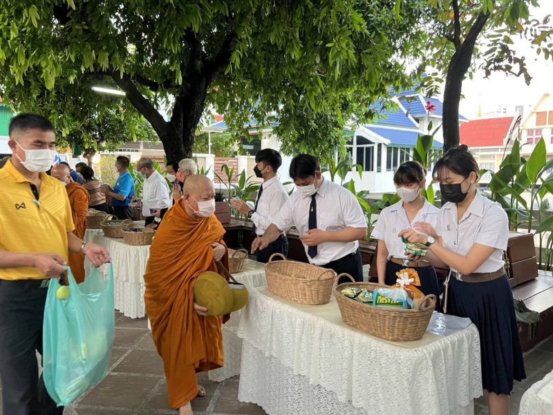 กิจกรรมทำบุญตักบาตรในช่วงเช้า ณ วัดเทพศิรินทราวาส