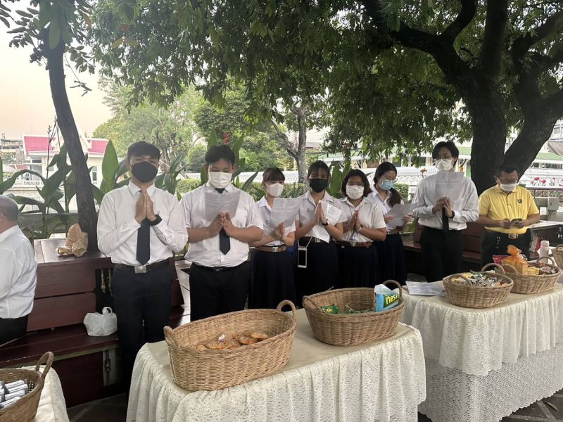 กิจกรรมทำบุญตักบาตรในช่วงเช้า ณ วัดเทพศิรินทราวาส