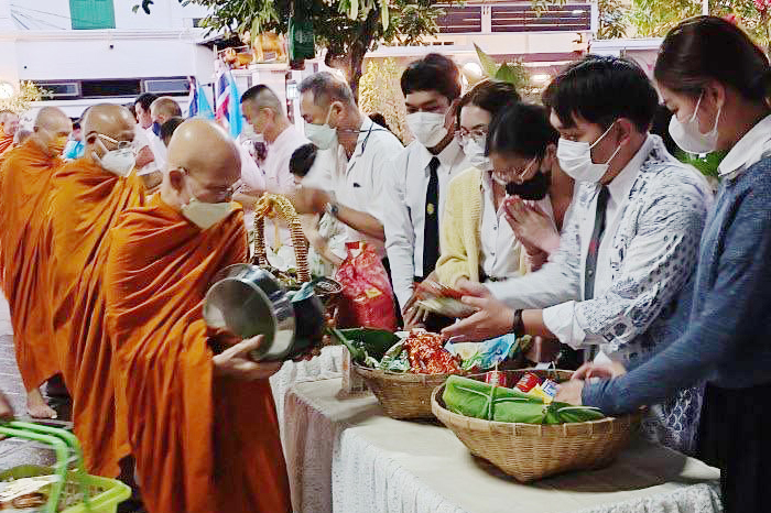 กิจกรรมทำบุญตักบาตรในช่วงเช้า ณ วัดเทพศิรินทราวาส