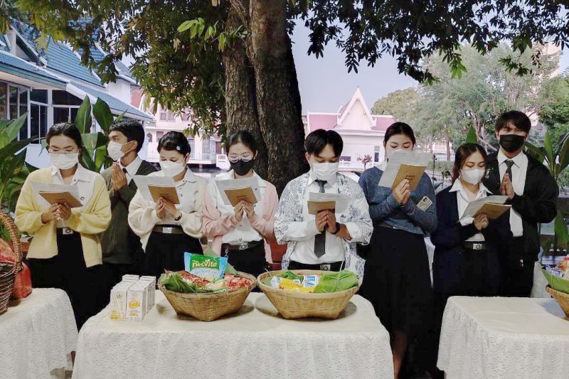 กิจกรรมทำบุญตักบาตรในช่วงเช้า ณ วัดเทพศิรินทราวาส