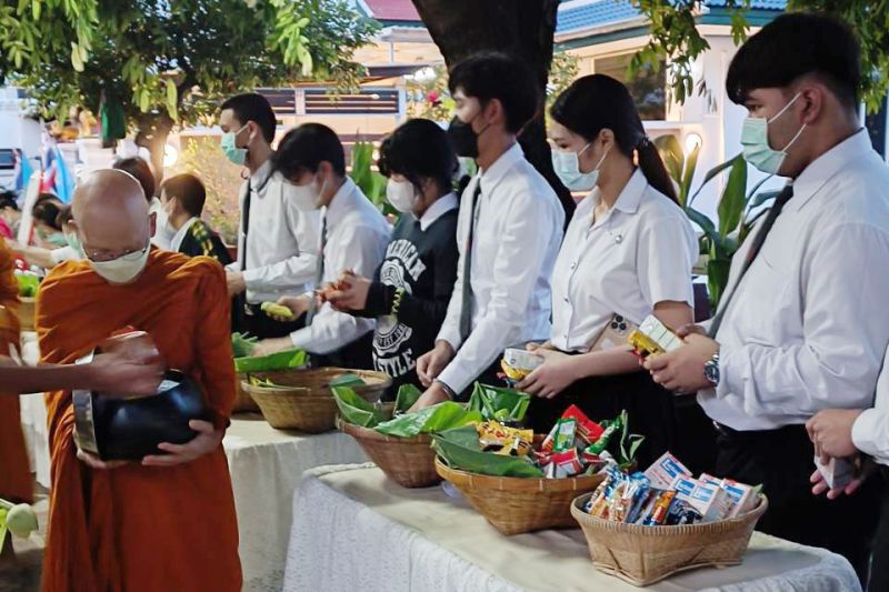 กิจกรรมทำบุญตักบาตรในช่วงเช้า ณ วัดเทพศิรินทราวาส