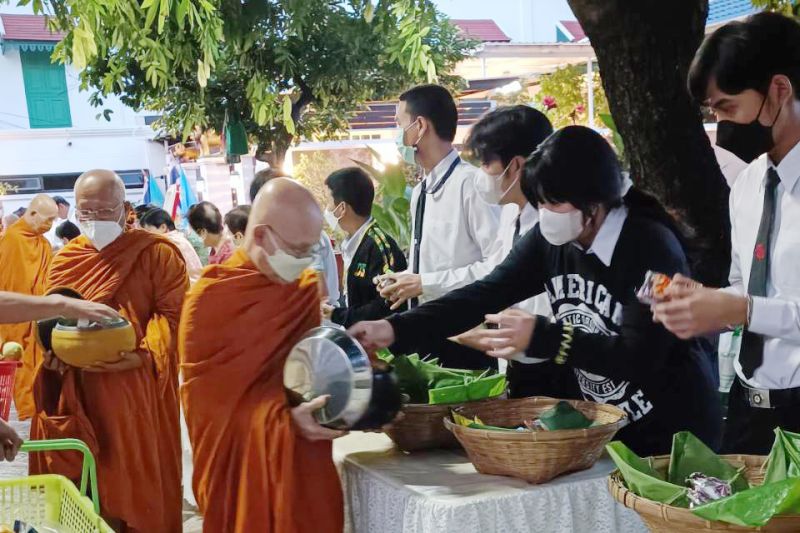 กิจกรรมทำบุญตักบาตรในช่วงเช้า ณ วัดเทพศิรินทราวาส