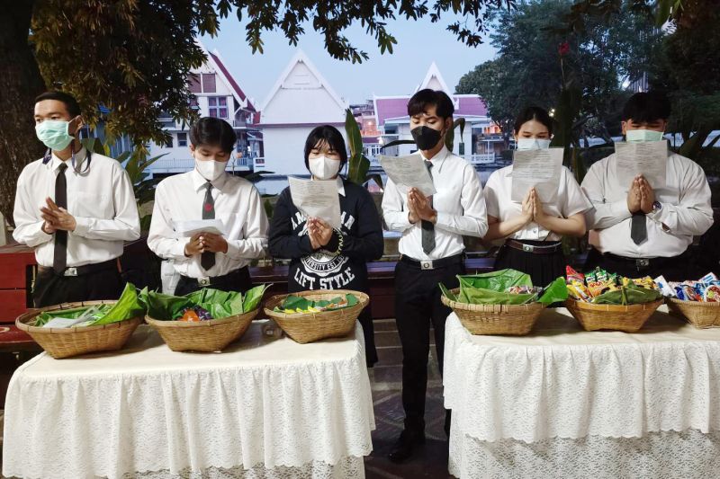 กิจกรรมทำบุญตักบาตรในช่วงเช้า ณ วัดเทพศิรินทราวาส