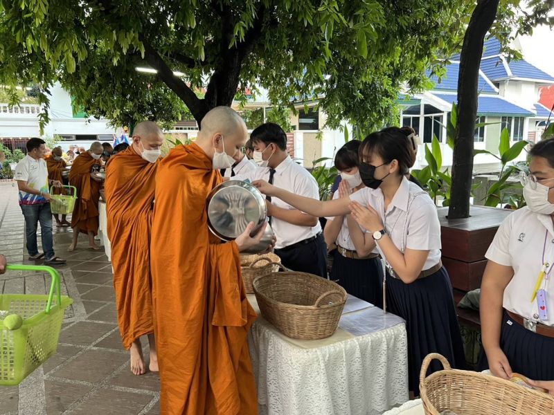 กิจกรรมทำบุญตักบาตรในช่วงเช้า ณ วัดเทพศิรินทราวาส