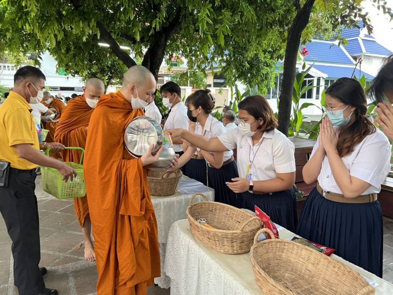 กิจกรรมทำบุญตักบาตรในช่วงเช้า ณ วัดเทพศิรินทราวาส